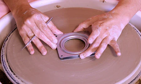 Handen op draaisysteem op de draaischijf