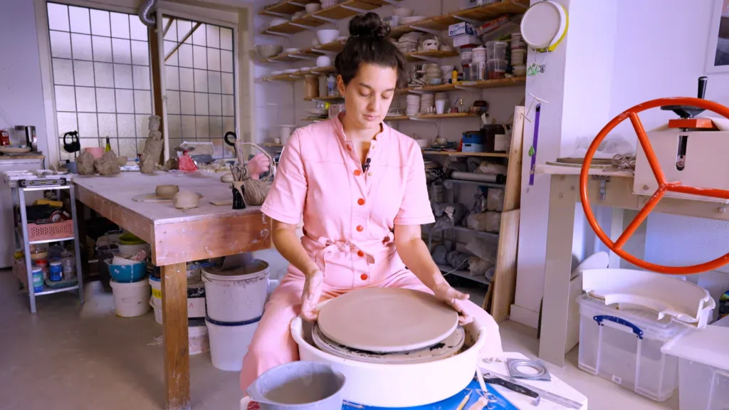 Draaiplateau keramiek: Sofie De Cleen draait groot bord af aan draaitafel