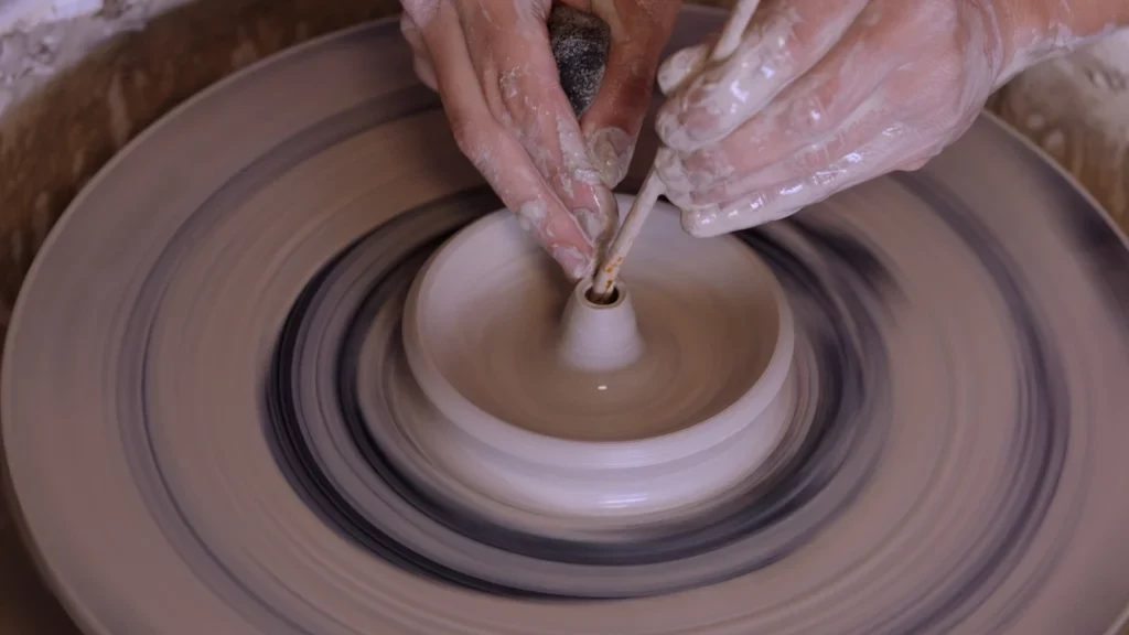 Gesloten kleivormen draaien: binnenste deel draaien van magisch zoutvat. Sofie geeft haar vorm nog een neepje, om beter in je hand te passen.