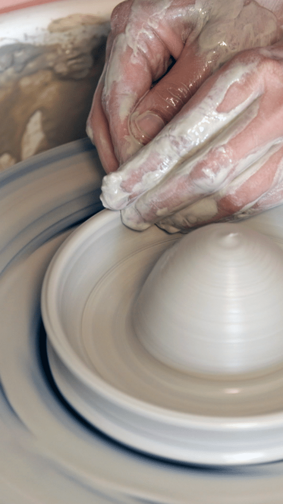 gesloten vormen draaien,gesloten vormen,zoutvat maken,citruspers maken,dekselpot maken,gesloten vormen maken,pottenbakken gesloten vormen,gesloten kleivormen draaien