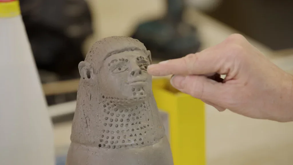 Beeldhouwen met klei: hoofd afwerken van beeld uit klei