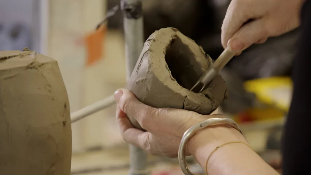 Beeldhouwen voor beginners: uithollen van kleien holle vorm