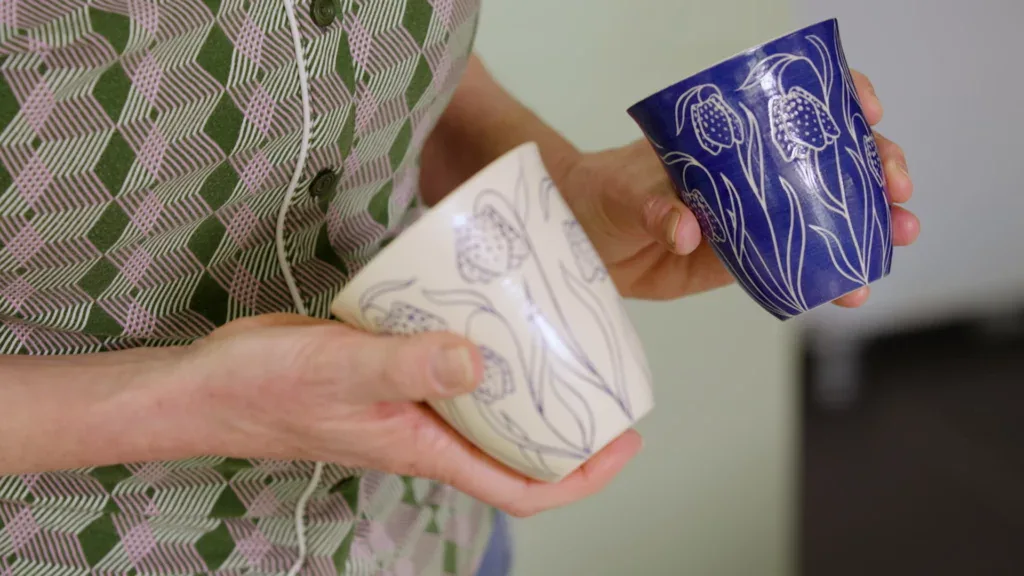 Engobe technieken: een beker gedecoreerd met mishima en een beker gedecoreerd met sgraffito