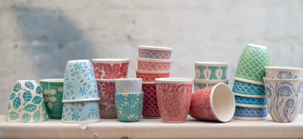 kleurrijke keramiek met engobe technieken met inge burgerhoudt