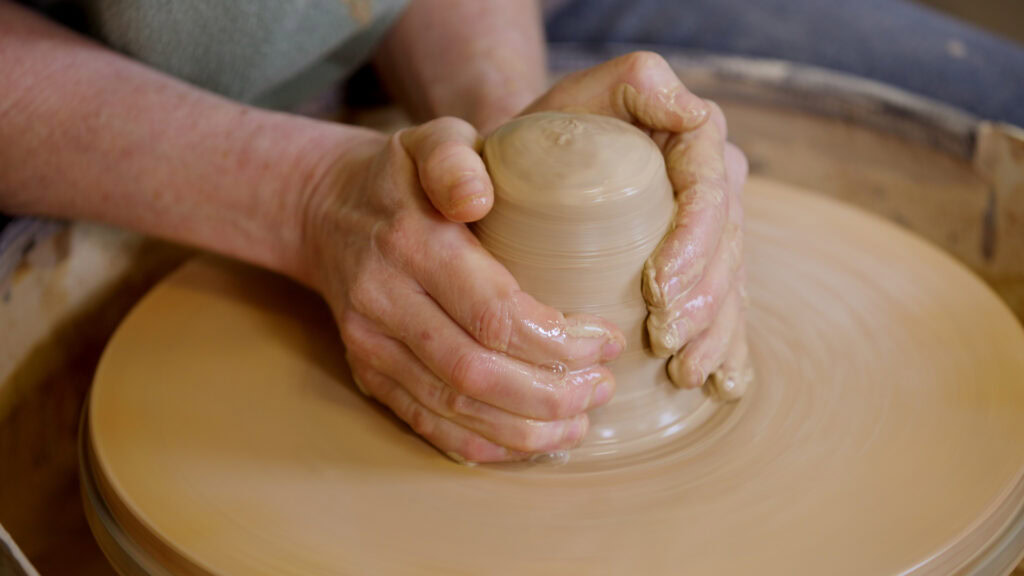 Keramiek draaien met Aster Caemaert, kracht naar het midden duwen