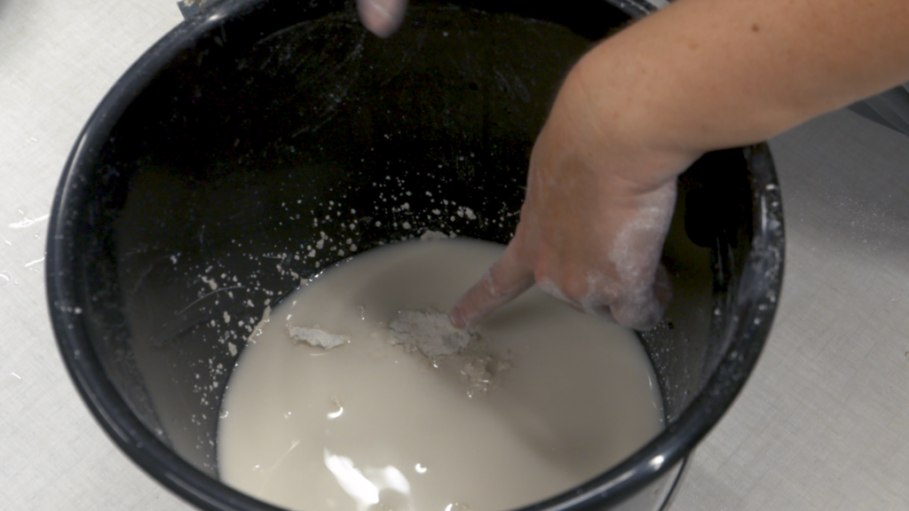 Mallen maken in gips: de gips maken in zwarte emmer