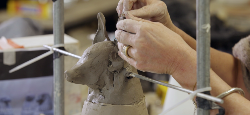 Klei beeld maken: oor monteren aan hond uit klei