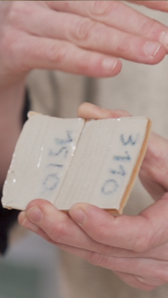 Glazuur maken: 2 witte testplaatjes met nummers 3110 en 1510 op