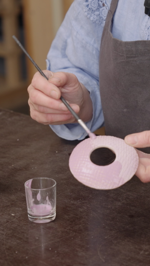 Zelf keramiek maken: schilderen met roze slib op ronde