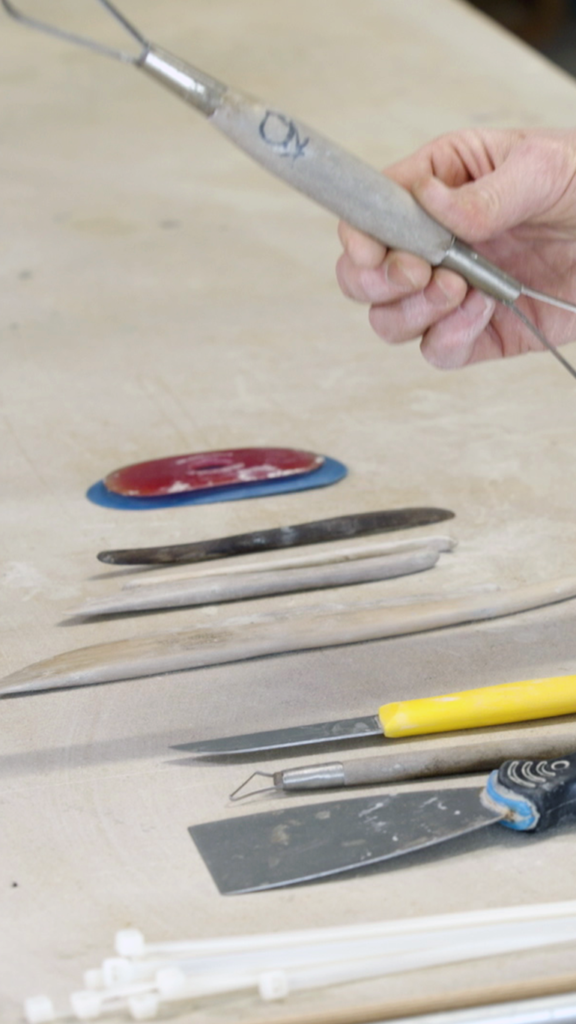 beeldhouwen in keramiek,beeldhouwen keramiek,keramiek beeldhouwen,klei beeld maken,klei beeld,klei beeldjes maken,keramiek beelden maken,beeldhouwen voor beginners,beeld boetseren,beelden boetseren,beeldhouwen met klei,beelden boetseren in klei