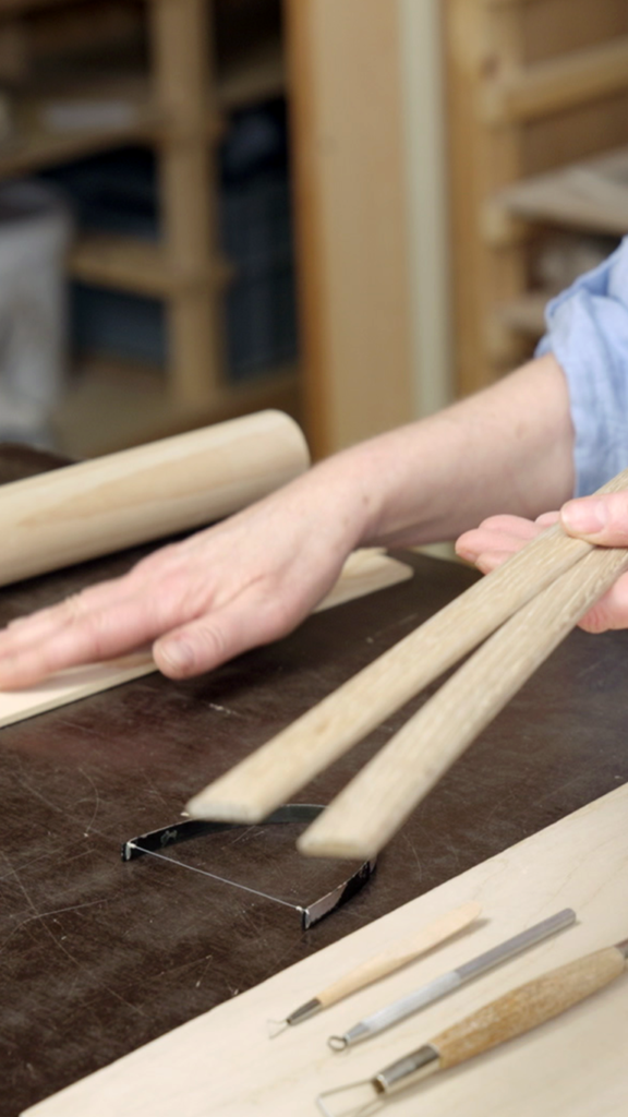handopbouw,handopbouw met kleiplaten,kleiplaten,zelf keramiek maken,drukmallen keramiek,zelf keramiek servies maken,zelf servies maken van klei,keramiek maken met drukmallen,pottenbakken drukmallen