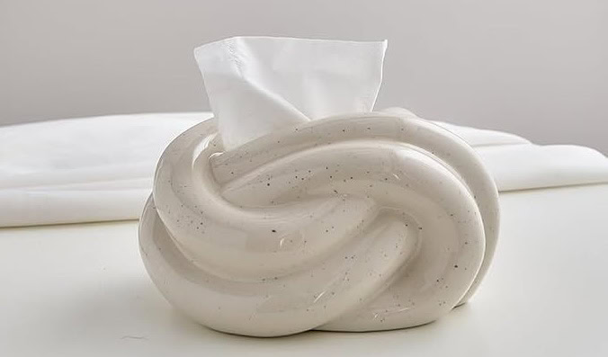 De zakdoekendoos in keramiek beige met rollen klei in elkaar gewringen vorm