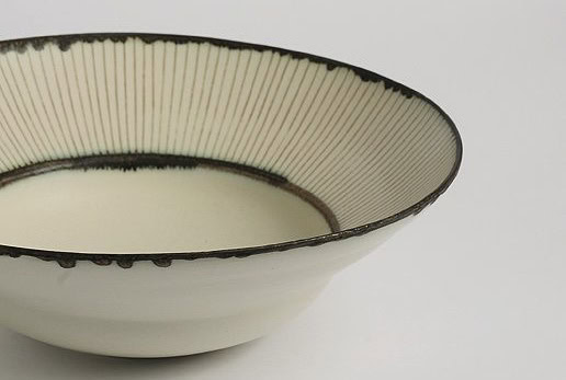 Het rijstkommetje in keramiek wit met zwarte lijnen aan randen