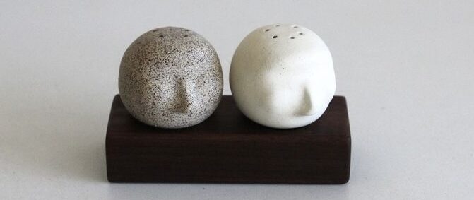 Peper en zoutvaatjes in keramiek twee hoofden