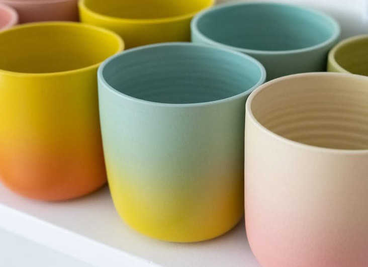 gieten in lagen bij het glazuren in keramiek tassen blauwe gele glazuren