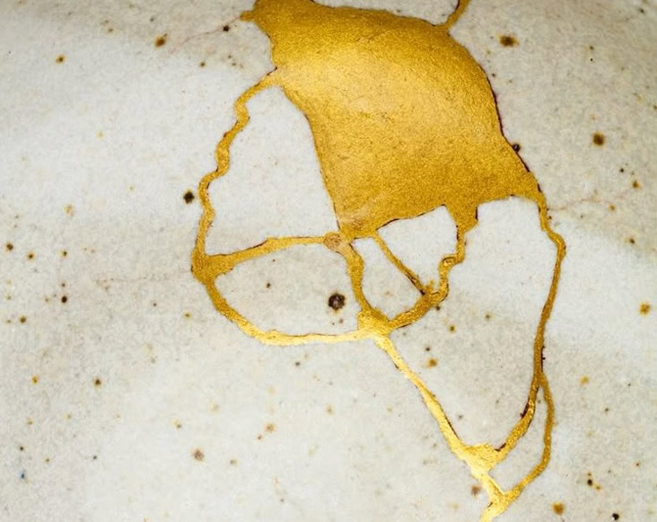 Kintsugi techniek op een vaas in keramiek goud beige