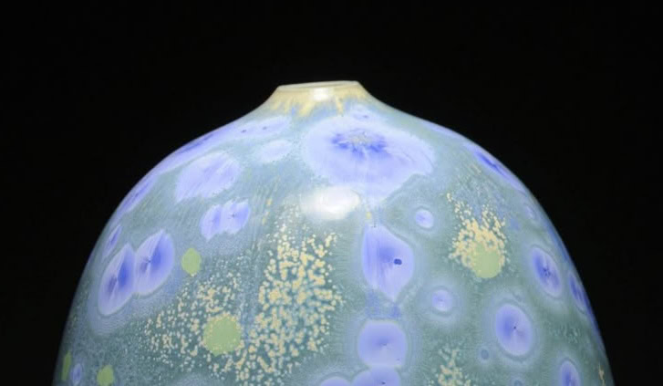 Kristalglazuren op keramiek vaas groen blauwe kristalglazuren