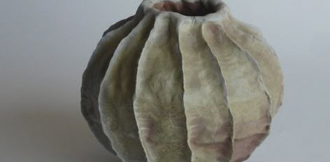 Kurinuki op keramiek vaas met kerven