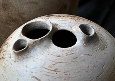 Perforeren in keramiek vaas in beige met gaatjes