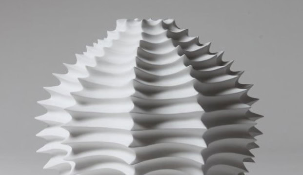 Ritmische structuren op keramiek witte vaas